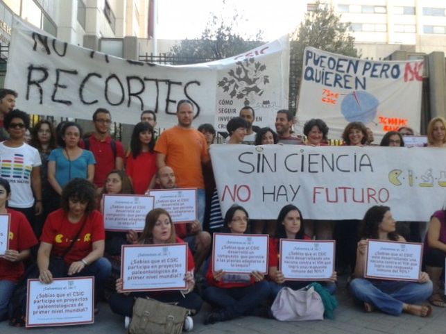 Concentración de investigadores a las puertas del Ministerio de Economía.